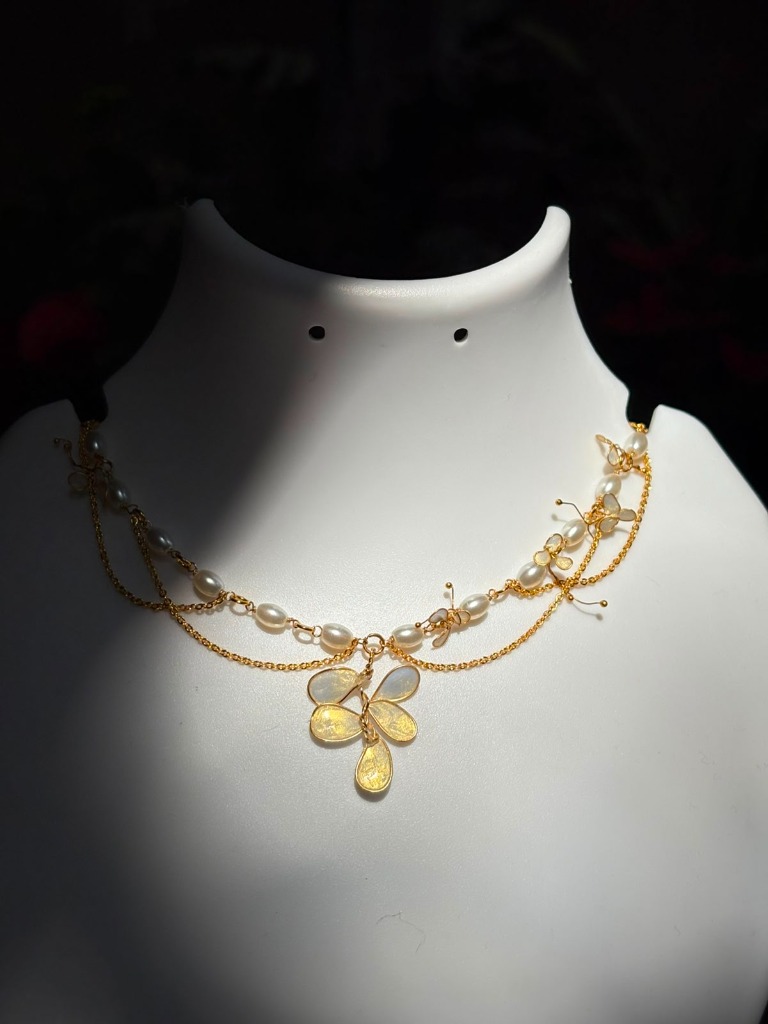 The Aura Pearl Choker